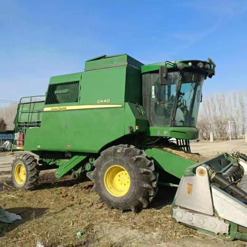约翰迪尔C440联合收割机