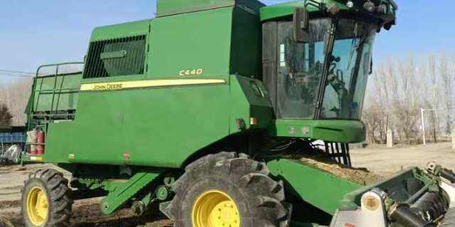 约翰迪尔C440联合收割机
