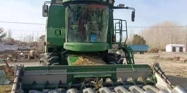 约翰迪尔C440联合收割机