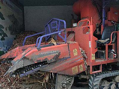 废铁两行履带玉米收割机