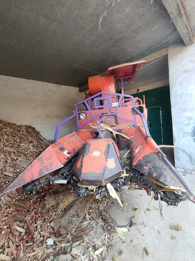 废铁两行履带玉米收割机