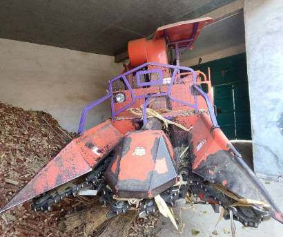 废铁两行履带玉米收割机