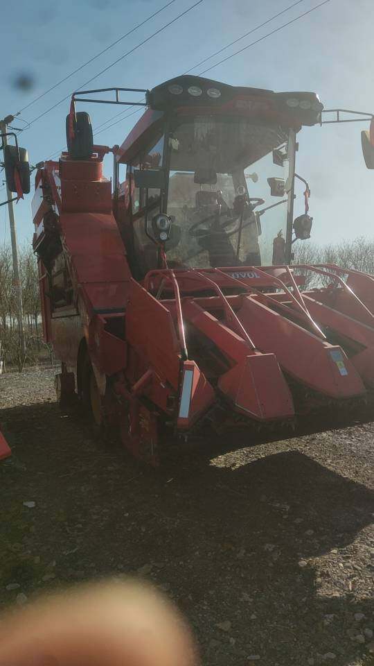 雷沃谷神4YJ-4FR4型玉米茎穗兼收收割机