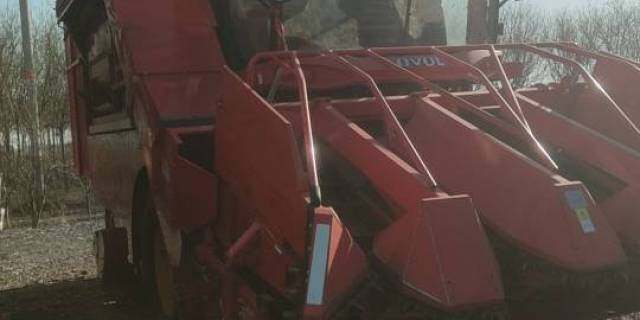 雷沃谷神4YJ-4FR4型玉米茎穗兼收收割机