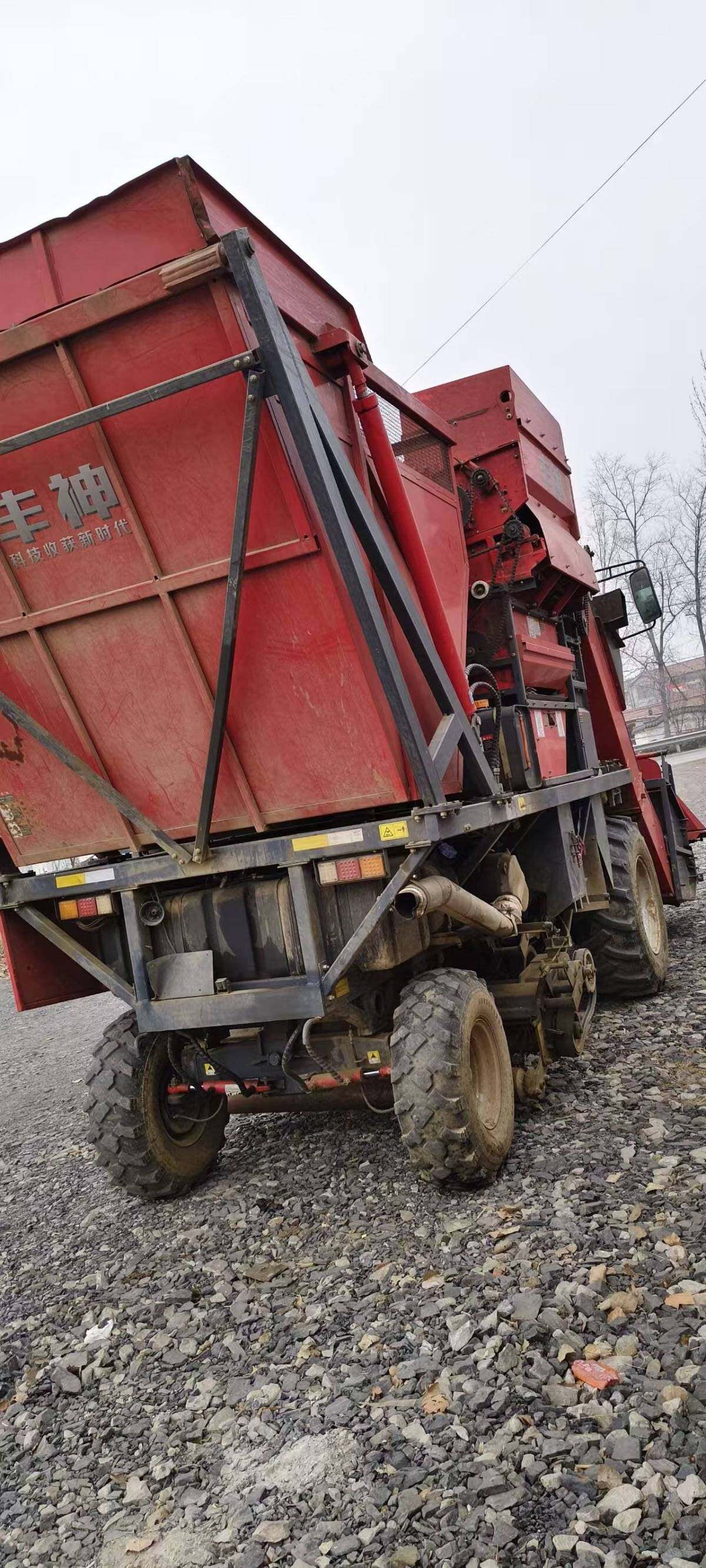 金大丰4YZPSJ-3C穗茎兼收玉米收获机