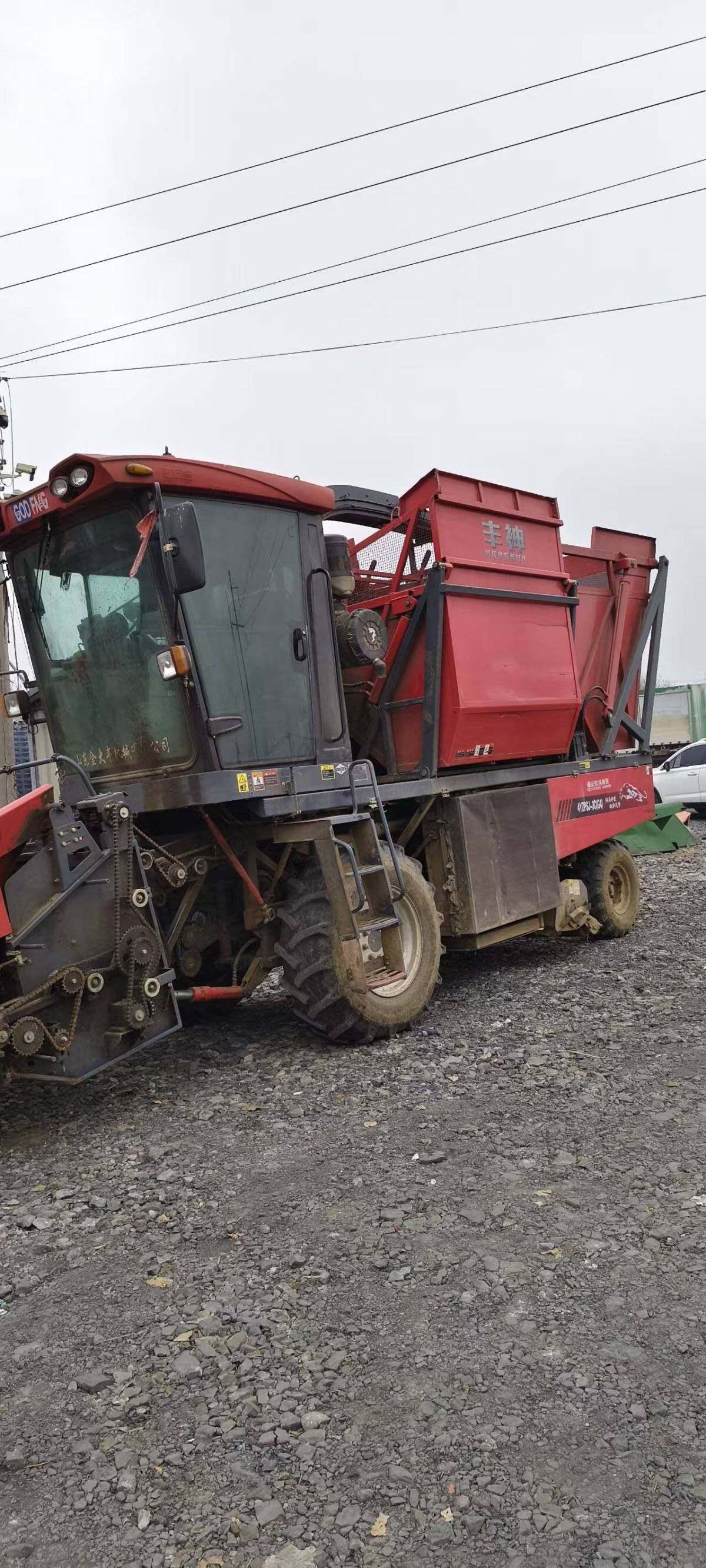 金大丰4YZPSJ-3C穗茎兼收玉米收获机