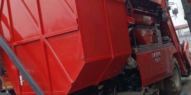 金大丰4YZPSJ-4C自走式玉米茎穗兼收收割机