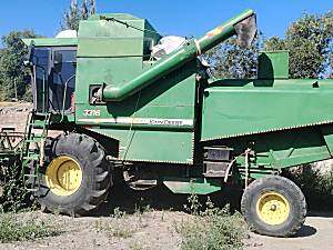 约翰迪尔3316联合收割机