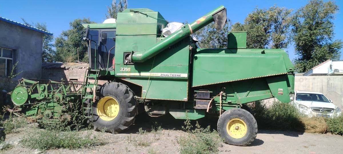 约翰迪尔3316联合收割机