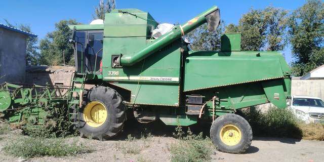 约翰迪尔3316联合收割机