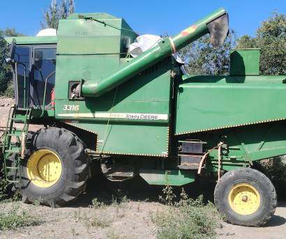 约翰迪尔3316联合收割机