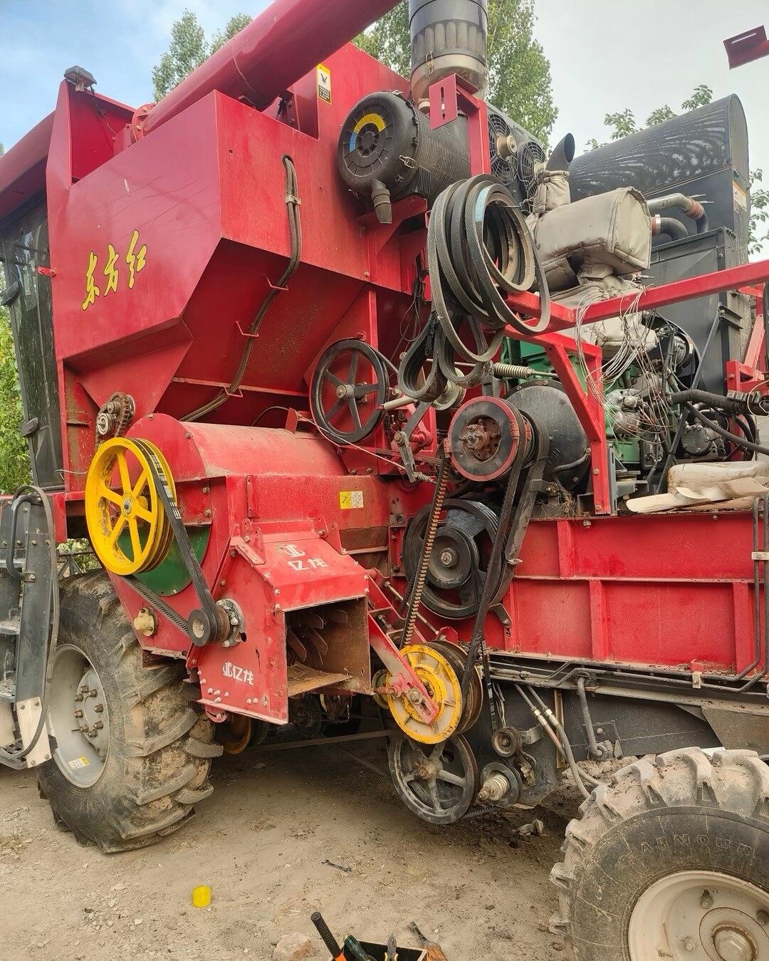 东方红小型纵轴流收割机