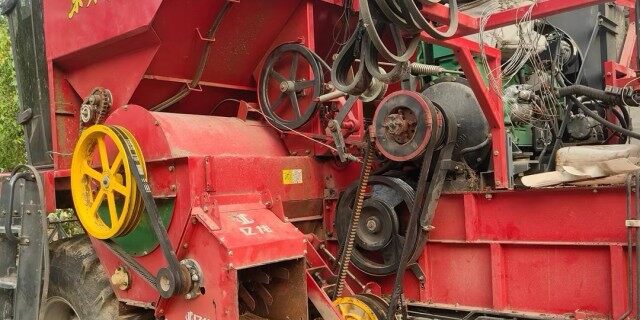 东方红小型纵轴流收割机