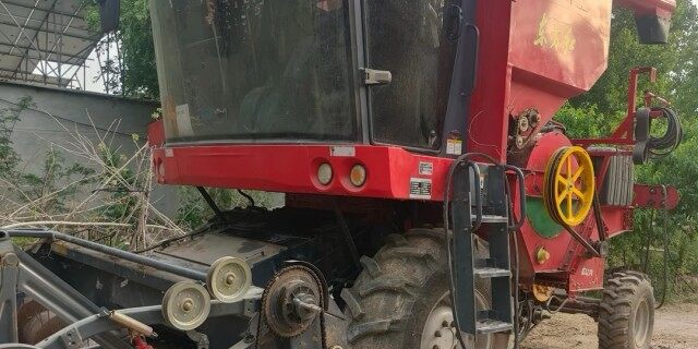 东方红小型纵轴流收割机