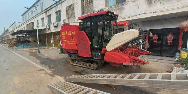 雷沃谷神领航RG3085Pro(4LZ-8G7A)履带收割机