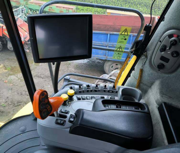 纽荷兰CR8090收割机