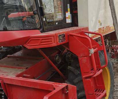雷沃谷神4HZJ-2600自走式花生捡拾收获机