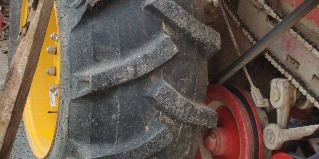 雷沃谷神4HZJ-2600自走式花生捡拾收获机