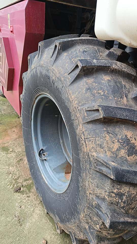 沃得皓龙4LZ-9轮式纵轴流收获机