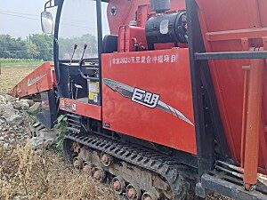 山东巨明4YZLP-2D型自走式玉米收获机
