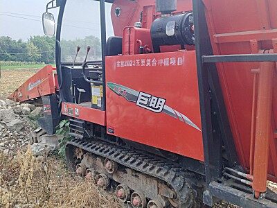 山东巨明4YZLP-2D型自走式玉米收获机
