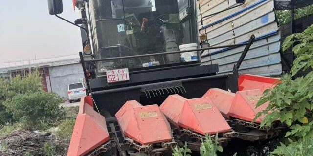 英虎4YZ-4B玉米收获机